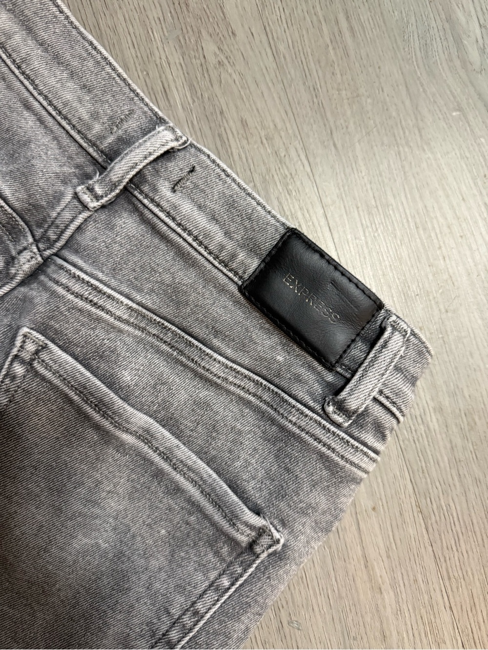•EXPRESS• HIGH RISE BERMUDA DENIM SHORTS - Picture 5 of 6